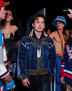 Оцениваем самые яркие образы звёзд на мужской неделе моды AW26