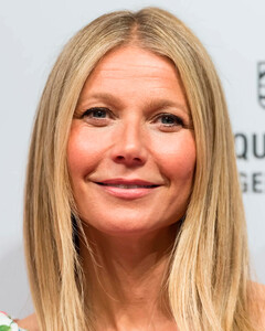 Гвинет Пэлтроу создала люксовые подгузники для детей, украшенные янтарём