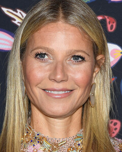 Дерматологи восстали против Гвинет Пэлтроу, которая рассказала, как наносит солнцезащитный крем