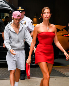 Хейли Бибер рассказала, почему они с мужем одеваются как с двух разных планет