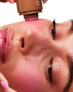 Как яблочко: Хейли Бибер запускает линейку румян от Rhode