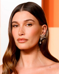 Хейли Бибер решила сменить образ