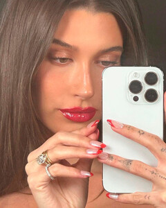 Хейли Бибер похвасталась праздничным маникюром