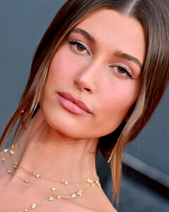 Хейли Бибер рассказала о непростых последствиях микроинсульта