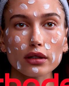 Кому принадлежит Rhode? На Хейли Бибер подали в суд из-за названия её уходовой линии