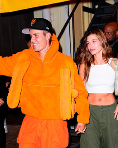 Почему Хейли и Джастин Бибер лучше всех умеют играть в моду 90-х