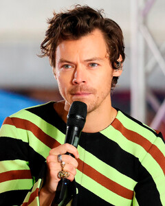 «Меня обвиняют в том, что я встречаюсь с женщинами»: Гарри Стайлс рассказал о претензиях хейтеров