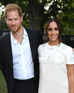 Принц Гарри и Меган ответили на слухи, что Уильям не позволяет им крестить Лилибет в Виндзоре