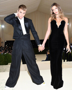 Хейли Бибер ответила хейтерам на слухи о том, что у них с Джастином несчастливый брак