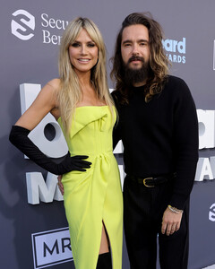 Хайди Клум шутит, что она пьёт кровь мужа Тома Каулитца, чтобы оставаться такой же молодой