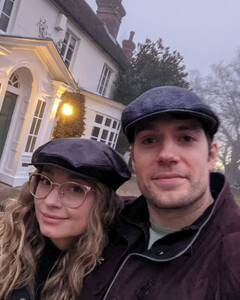 Генри Кавилла заподозрили в неискренних отношениях