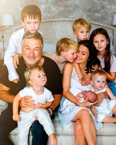 «Команда мечты»: Хилария Болдуин поделилась первым семейным фото с новорождённой дочерью