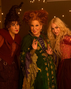 Вышел трейлер фильма «Фокус-покус 2» — Бетт Мидлер, Сара Джессика Паркер и Кэти Наджими снова играют коварных ведьм