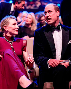 Почему звёзды Голливуда поддерживают принца Уильяма и игнорируют Гарри и Меган?