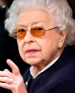 «Это бы убило её»: стало известно, как королева Елизавета II отреагировала бы на новый сезон «Короны»