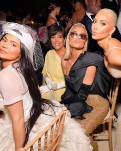 Hulu опубликовал новый тизер второго сезона реалити «Кардашьяны»