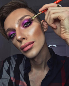 Бьюти-блогер Андрей Петров уличил челябинскую сеть магазинов косметики в нечестном отношении к покупателям