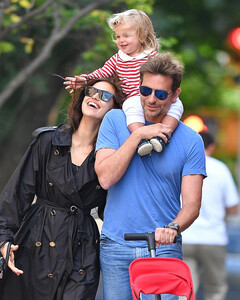 Ирина Шейк отпраздновала День матери вместе с Брэдли Купером