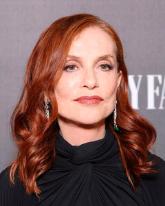 Изабель Юппер отрезала волосы в знак солидарности с женщинами Ирана