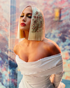 Дженнифер Лопес сменила 7 фееричных образов за один клип