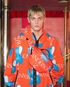 5 вещей, которые нужно знать о невероятно нелепой коллекции мужской одежды JW Anderson сезона FW 2022