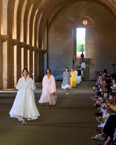 Jacquemus в Версале: Симон Порт вспомнил детство в осенней коллекции прет-а-порте