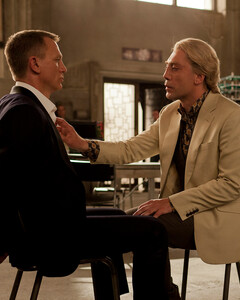 Сцена о гомосексуальном опыте Джеймса Бонда была вырезана из фильма