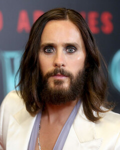 Гламурный вампир: Джаред Лето с макияжем и в кружеве на красной дорожке «Морбиуса» в Лос-Анджелесе