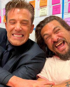 Джейсон Момоа намекнул поклонникам, что Бен Аффлек вернулся к роли Бэтмена