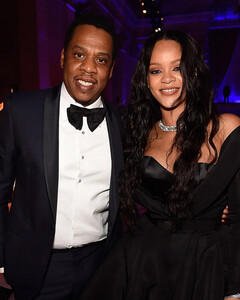 Jay-Z может выкупить долю LVMH в Fenty Beauty Рианны