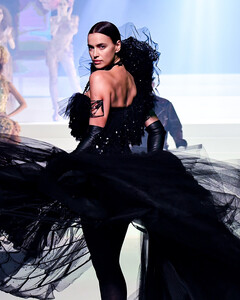 Супер состав моделей на прощальном показе Jean Paul Gaultier Haute Couture весна — лето 2020