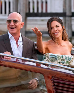 Джефф Безос и Лорен Санчес уже официально поженились