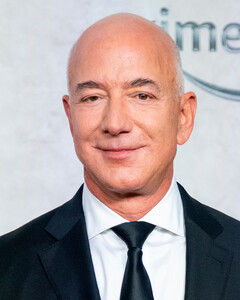 Бывшая домработница Джеффа Безоса подала на него в суд