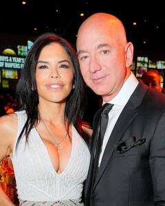 Джефф Безос наконец-то сделал предложение Лорен Санчес с 20-каратным бриллиантом