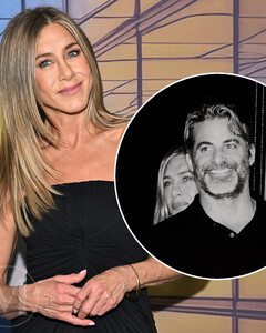 Дженнифер Энистон официально представила нового бойфренда в соцсетях