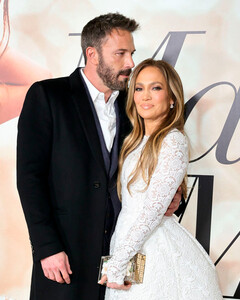 Из Парижа с любовью: Дженнифер Лопес и Бен Аффлек улетели во Францию после свадьбы в часовне Лас-Вегаса