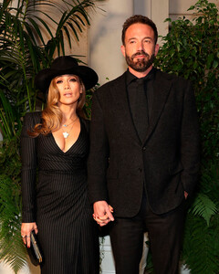 Тандем в деле: Дженнифер Лопес и Бен Аффлек появились в чёрных образах на показе Ralph Lauren в Калифорнии