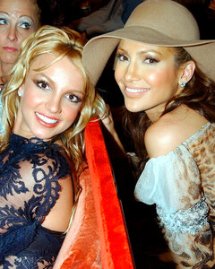 Дженнифер Лопес публично поддержала Бритни Спирс после скандала с бывшим мужем