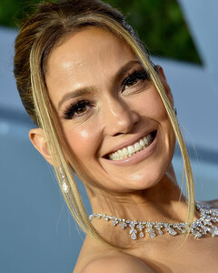 Дженнифер Лопес встанет на защиту мира в фильме «Атлас»