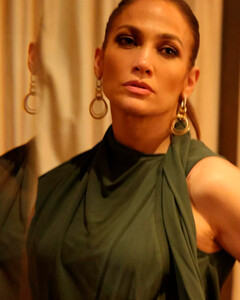 Дженнифер Лопес поддерживает градус отношений с Беном Аффлеком сногсшибательными платьями для свидания