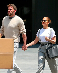 Строительный шик: Дженнифер Лопес демонстрирует, как гламурно носить комбинезон