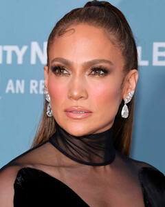 «Это было очень тяжело»: в начале карьеры к Дженнифер Лопес относились как к посмешищу