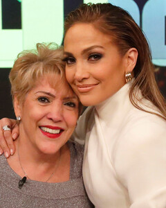 Дженнифер Лопес рассказала, как мама «выбивала из неё дурь» в детстве