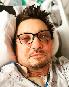 Джереми Реннер сломал более 30 костей в аварии со снегоуборочной машиной