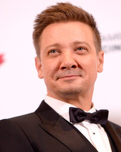 Джереми Реннер подробно рассказал об ужасающих травмах, полученных в аварии на снегоуборочной машине