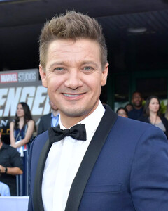 Джереми Реннер пытался спасти своего племянника, когда его раздавила снегоуборочная машина