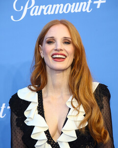 Эталон женственности: Джессика Честейн вышла в свет в соблазнительной блузе с рюшами