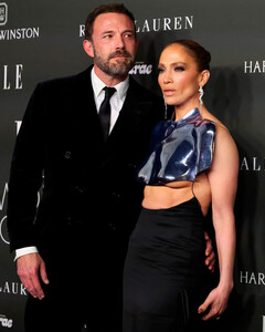 Дженнифер Лопес надела смелый топ на церемонию Elle Women in Hollywood Awards