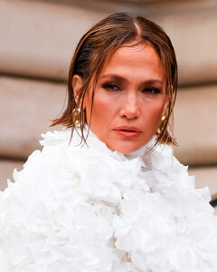 Дженнифер Лопес отрезала волосы во имя кутюрной недели моды