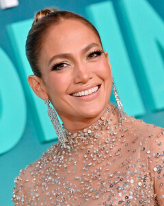 Дженнифер Лопес рассказала, как ухаживает за кожей в 54 года